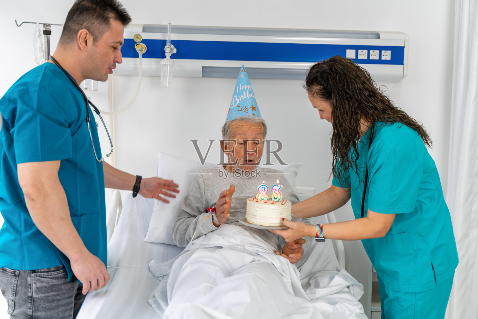 在医院病房里为年长的男人准备的生日惊喜照片摄影图片