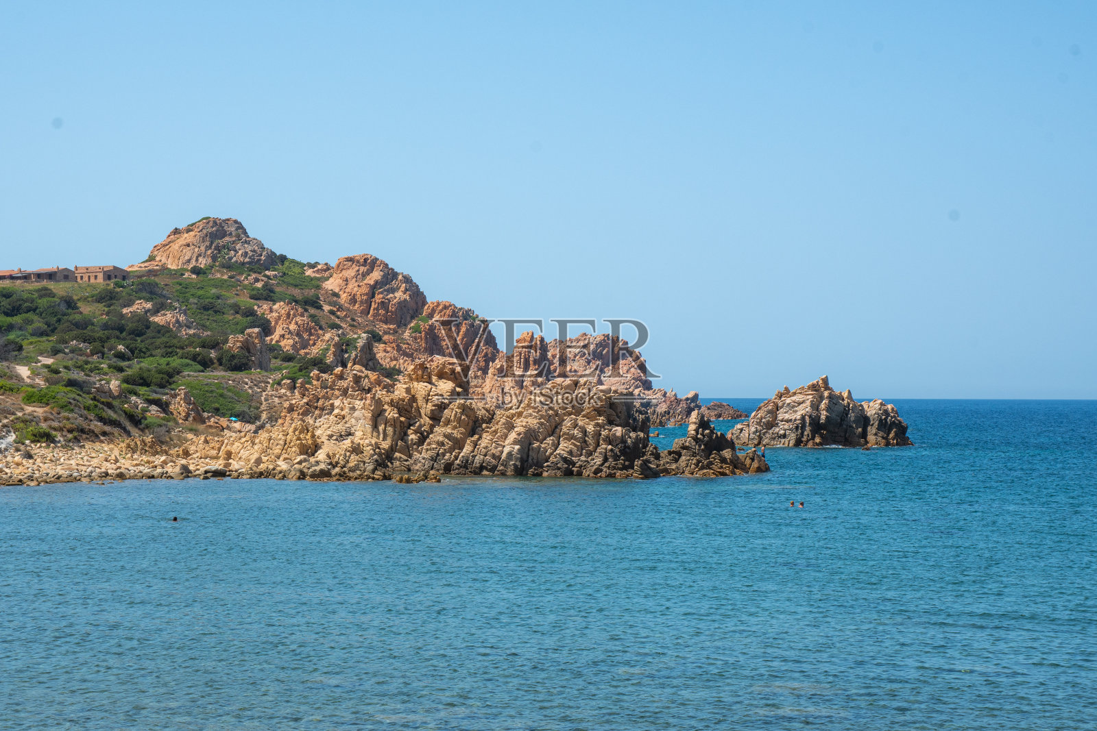 蓝色大海中的岩石海岸照片摄影图片