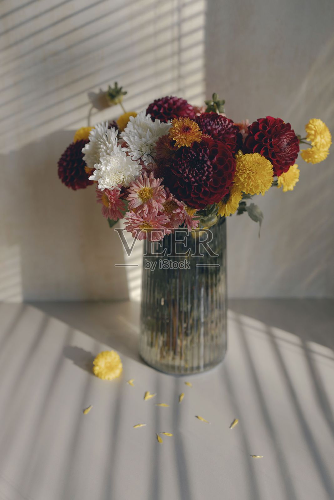 花瓶里秋天花朵的垂直特写镜头照片摄影图片