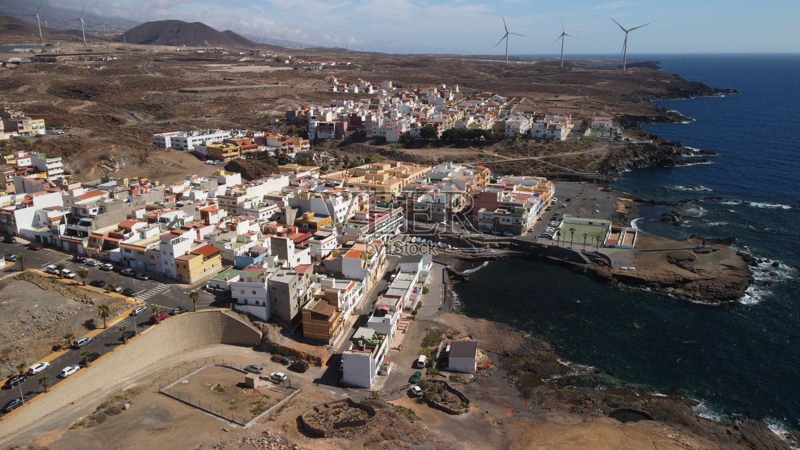鸟瞰拉雅卡镇和大海，背景是风车，特内里费，加那利群岛照片摄影图片