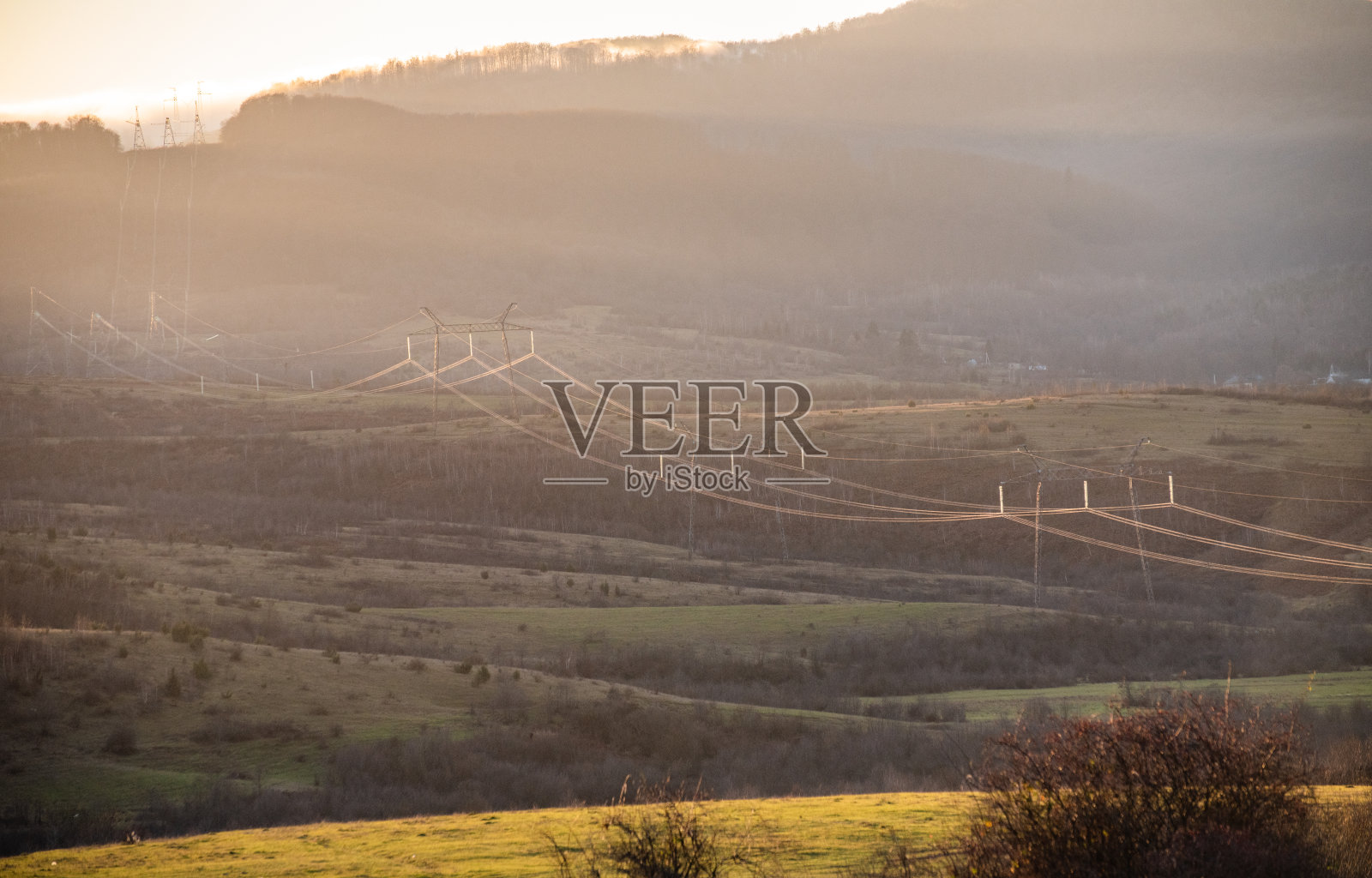 冬天穿过喀尔巴阡山脉的电线照片摄影图片