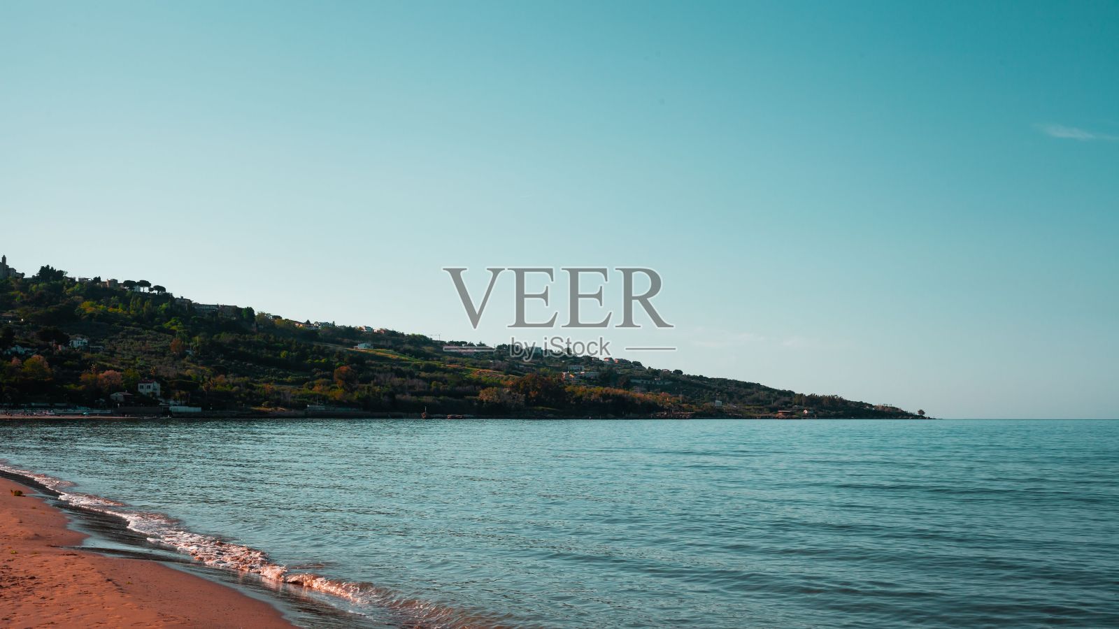 傍晚时分平静的海水照片摄影图片