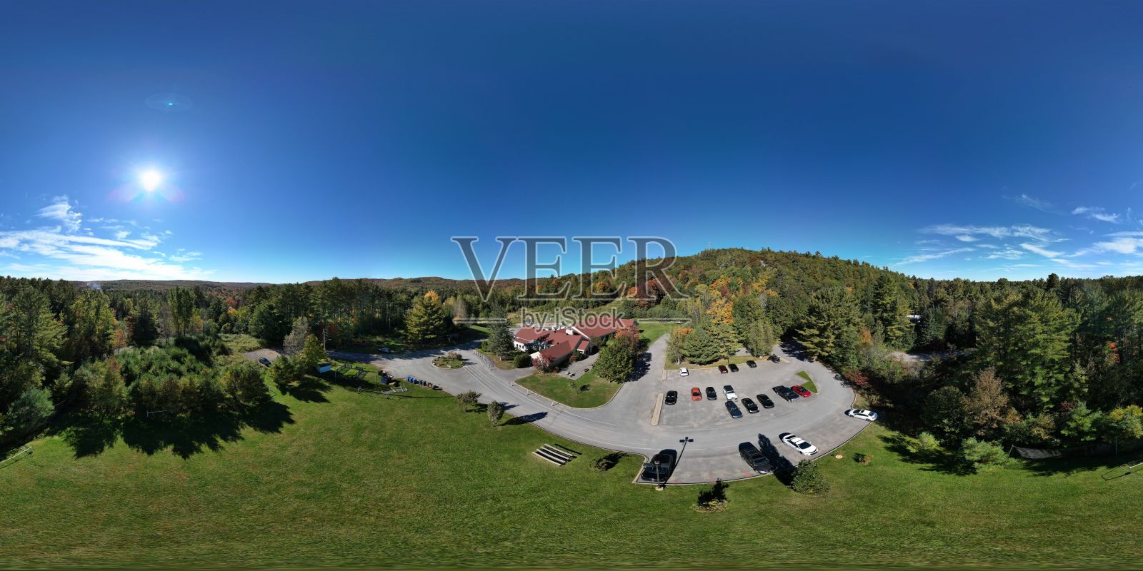 全景停车场旁边的一个度假村周围风景如画的自然茂密的森林照片摄影图片