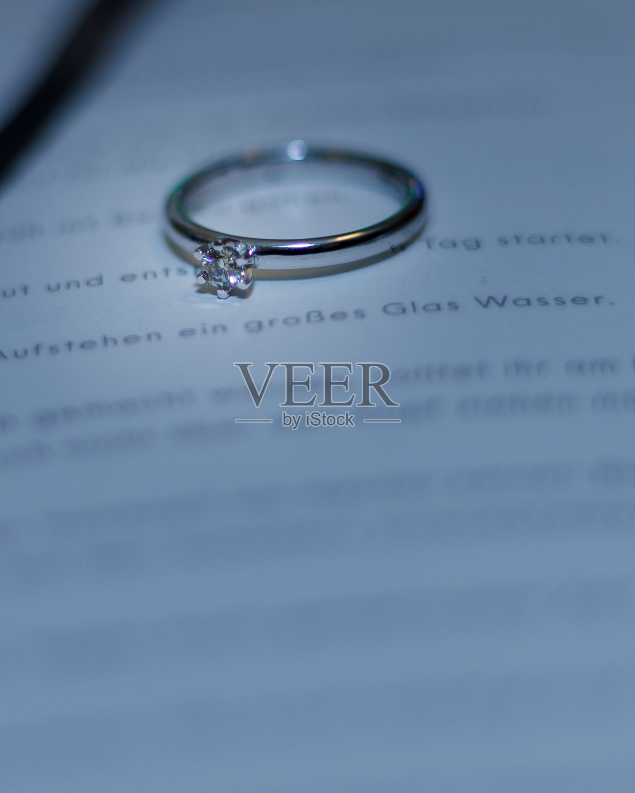 一个订婚戒指的特写照片摄影图片