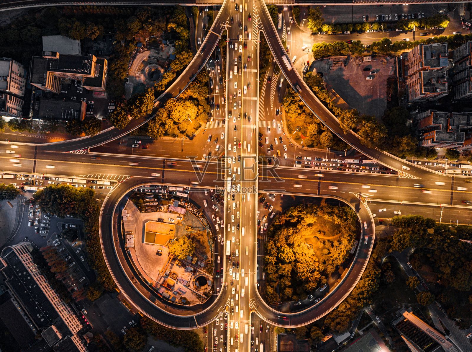鸟瞰城市中被照亮的立交桥照片摄影图片