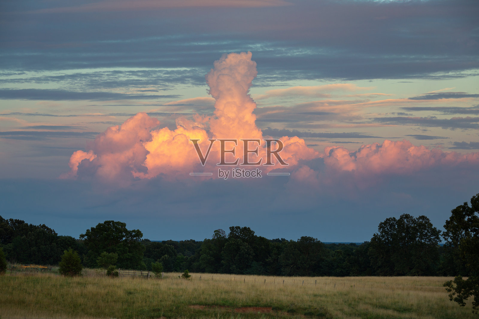 云雾缭绕的晚霞下美丽的乡村田野照片摄影图片