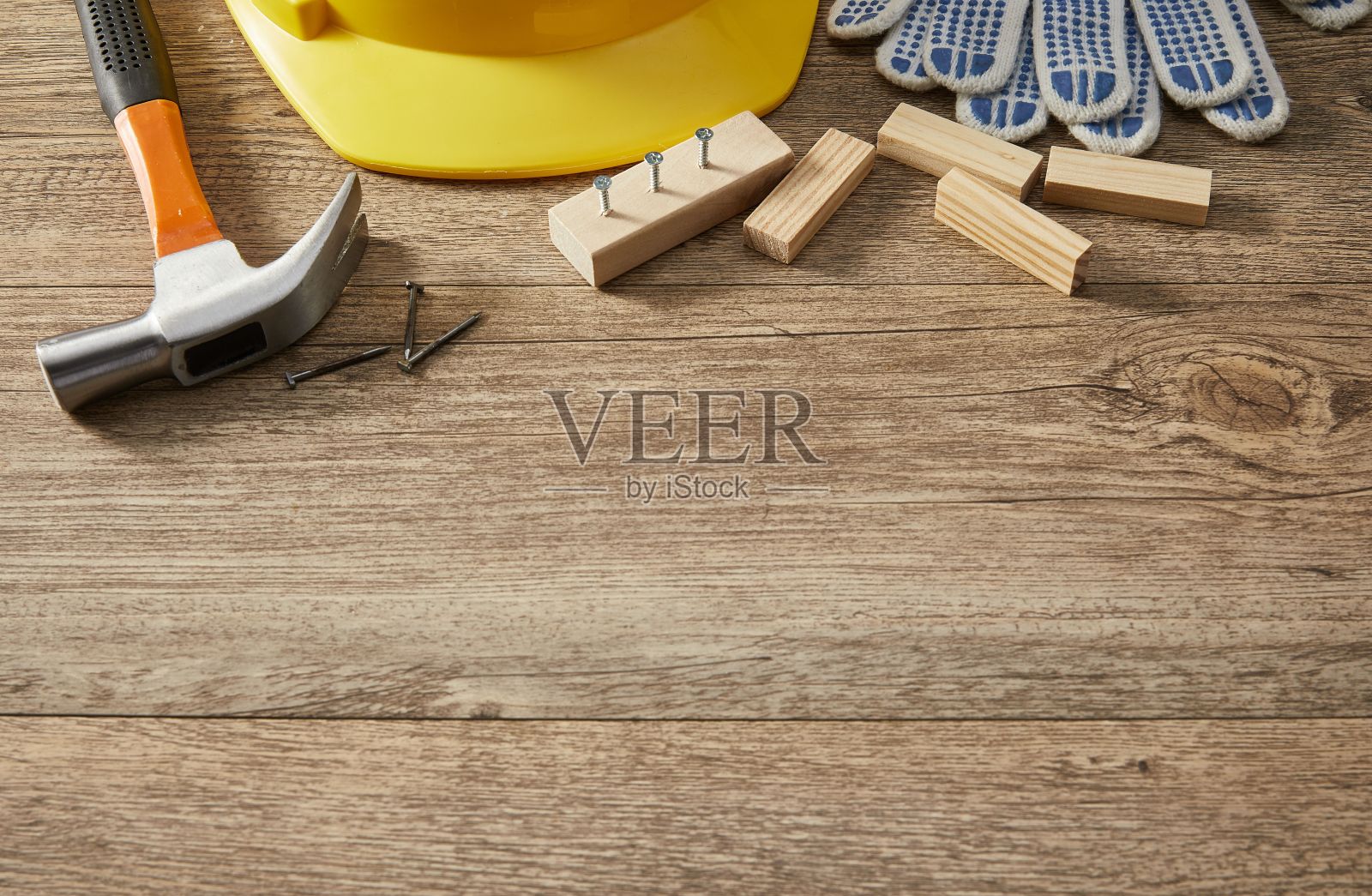 一个机械工具放在木桌上的俯拍镜头照片摄影图片