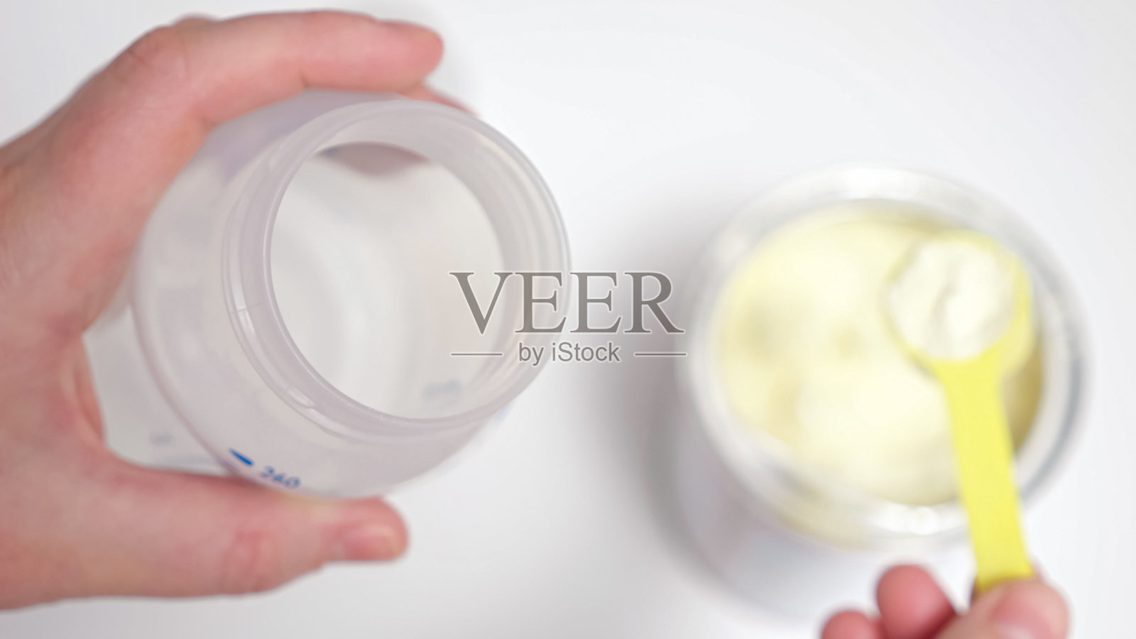 父母拿一勺粉给宝宝做食物融合照片摄影图片