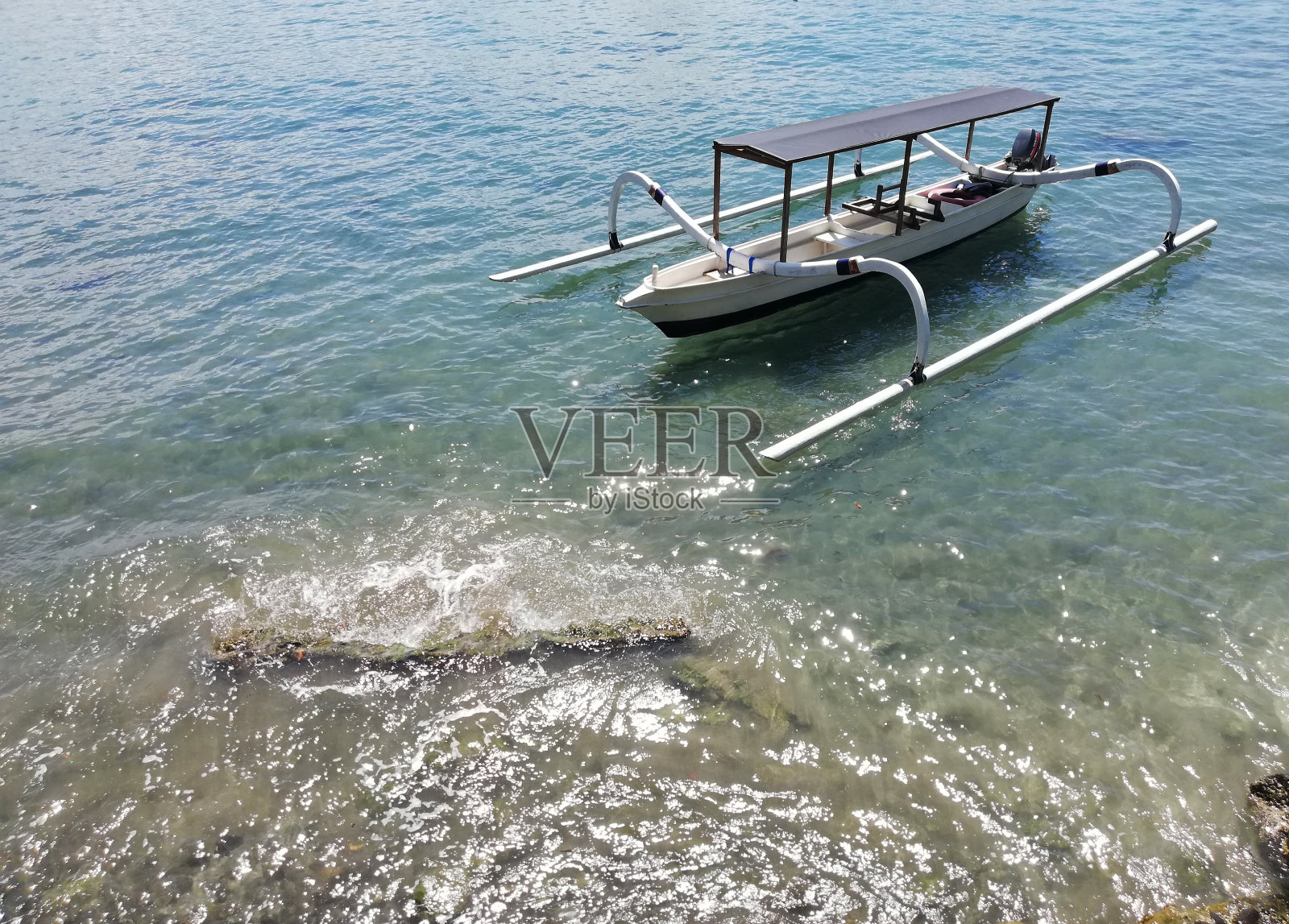 在一个阳光明媚的日子里，印度尼西亚巴厘岛Karangasem摄政的“阿穆克湾或巴东白海滩”照片摄影图片