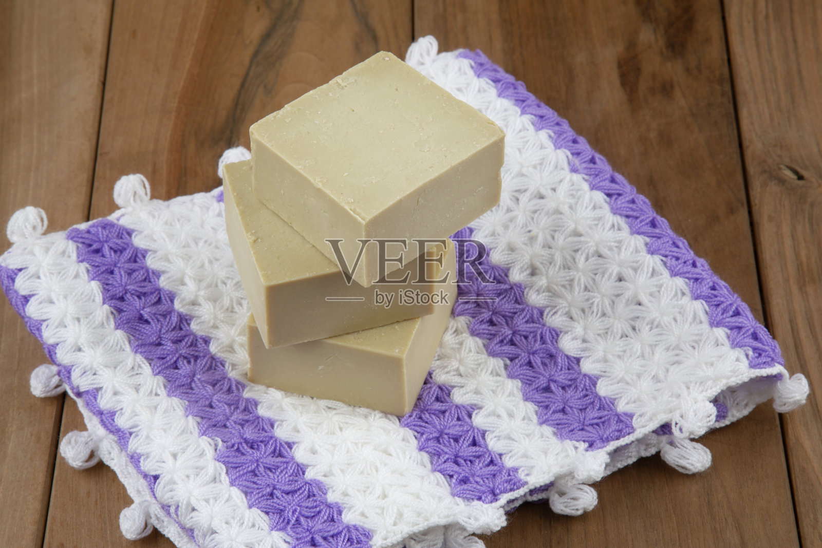 在毛巾上手工制作的肥皂条照片摄影图片