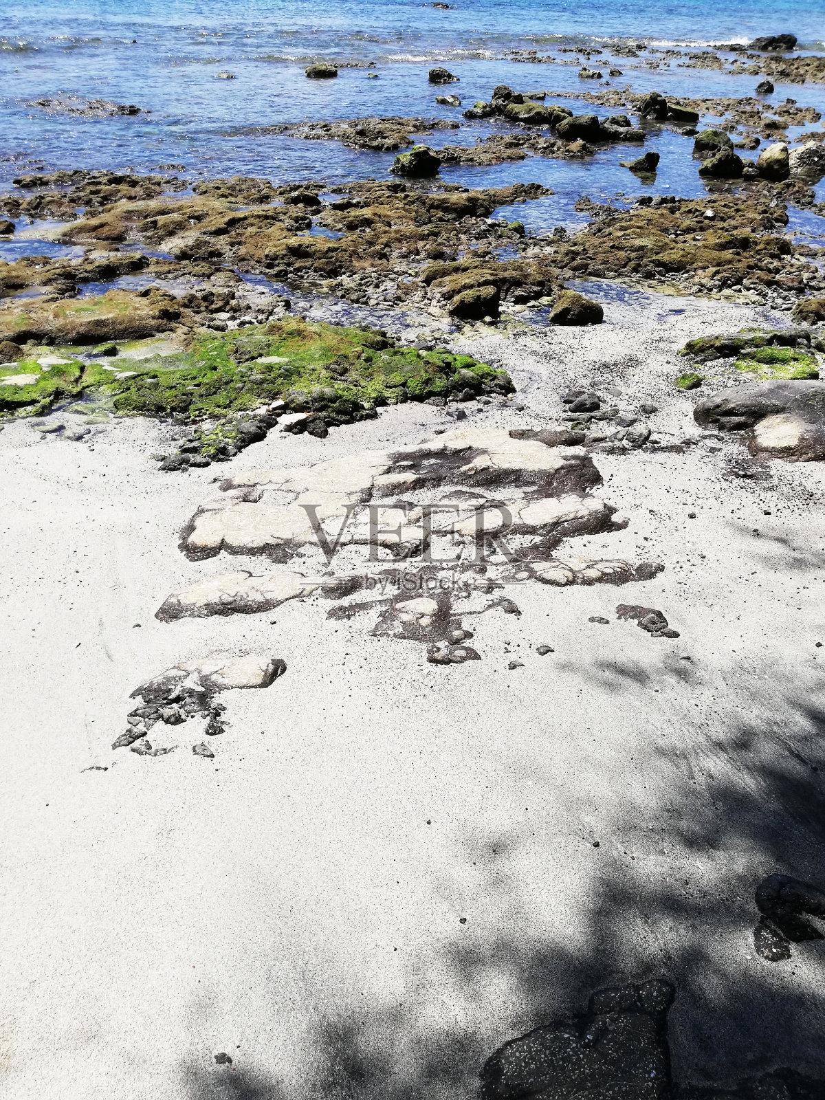 在一个阳光明媚的日子里，印度尼西亚巴厘岛Karangasem摄政的“阿穆克湾或巴东白海滩”照片摄影图片