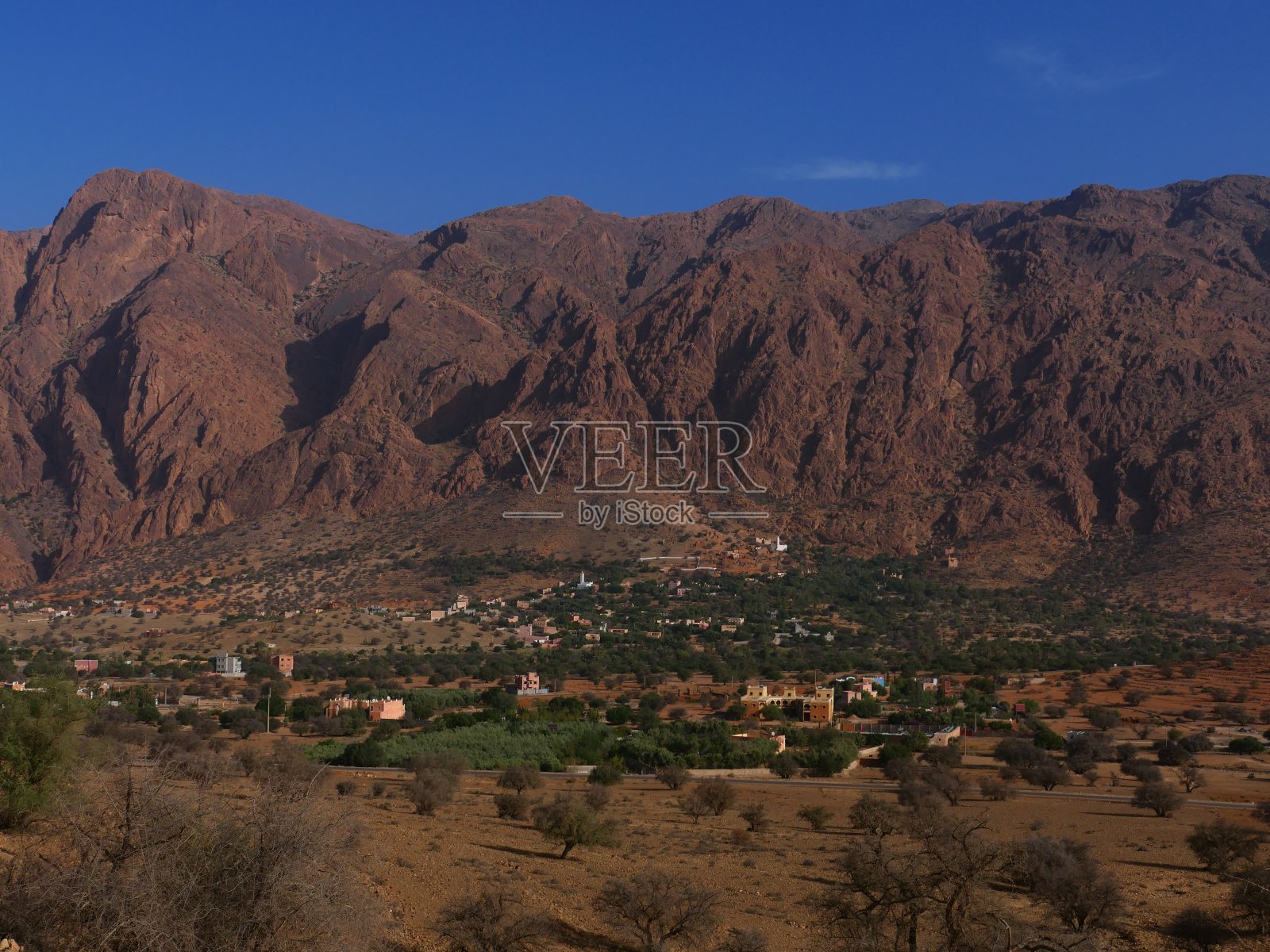 在Ammeln山谷的Jebel Lekst脚下的村庄，周围的Tafraoute，摩洛哥照片摄影图片