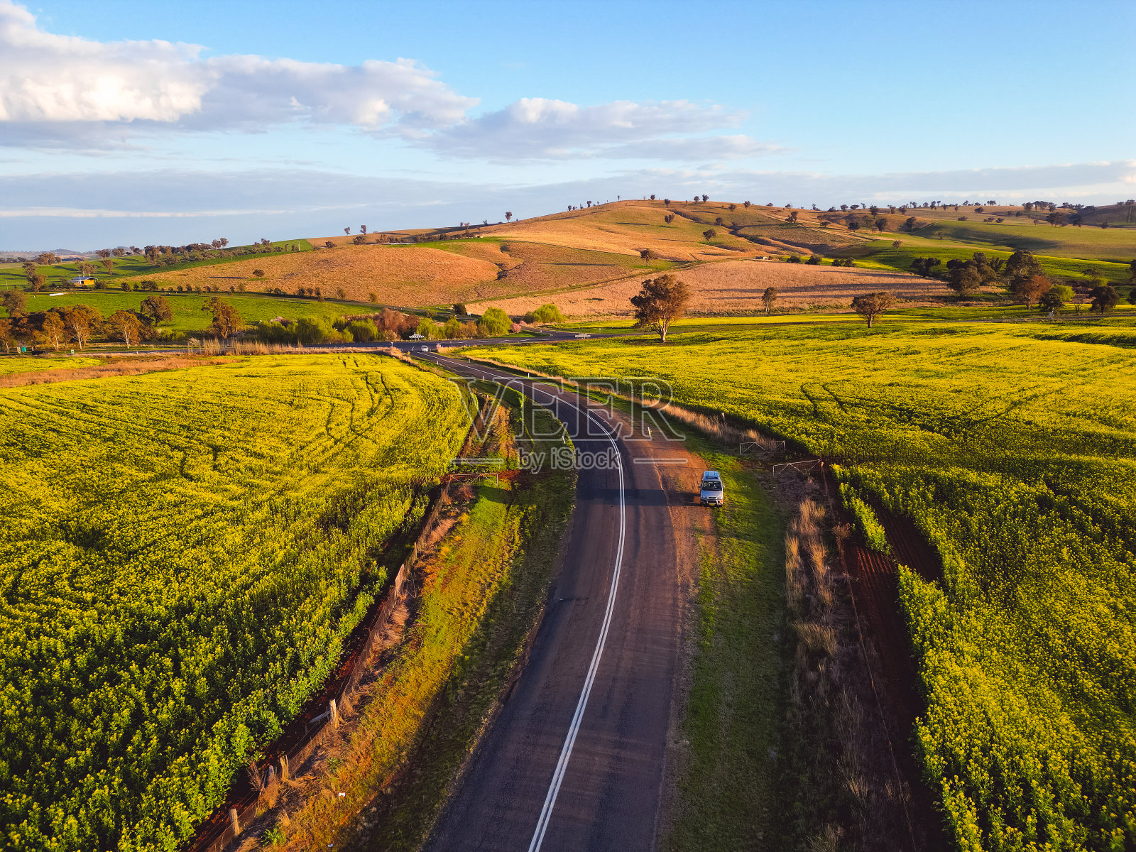 美丽的早晨阳光照在乡村的田野和山上照片摄影图片