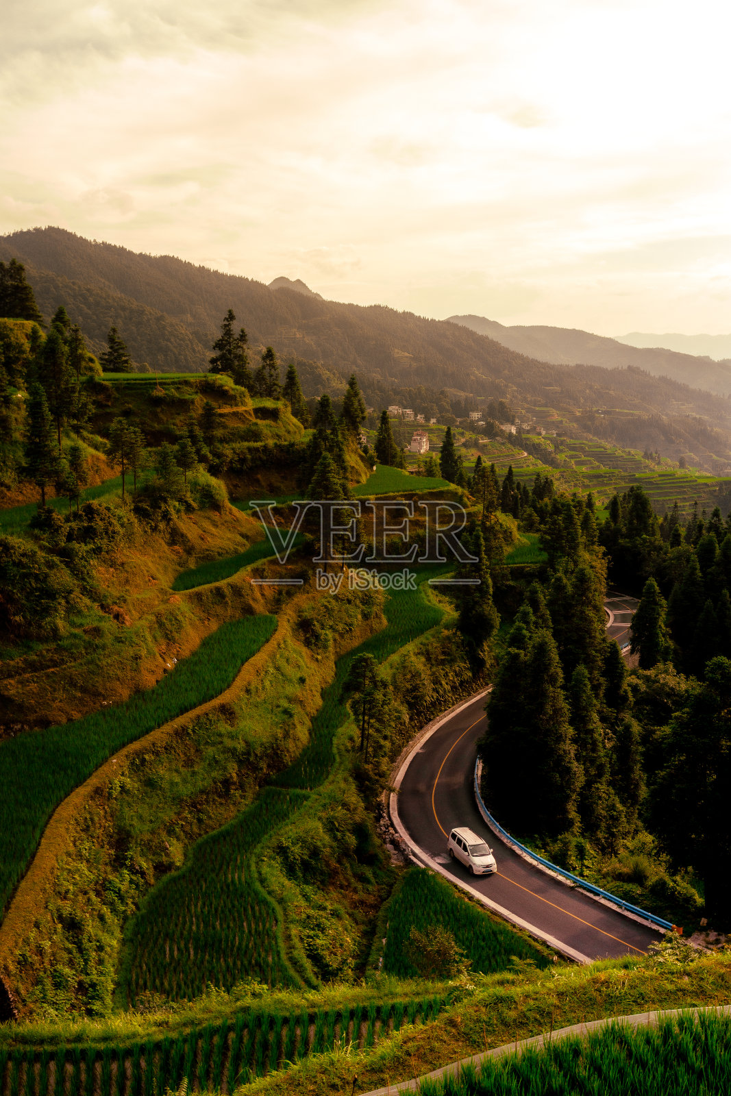 中国青岩古镇双河洞的道路和汽车航拍，天空明亮照片摄影图片