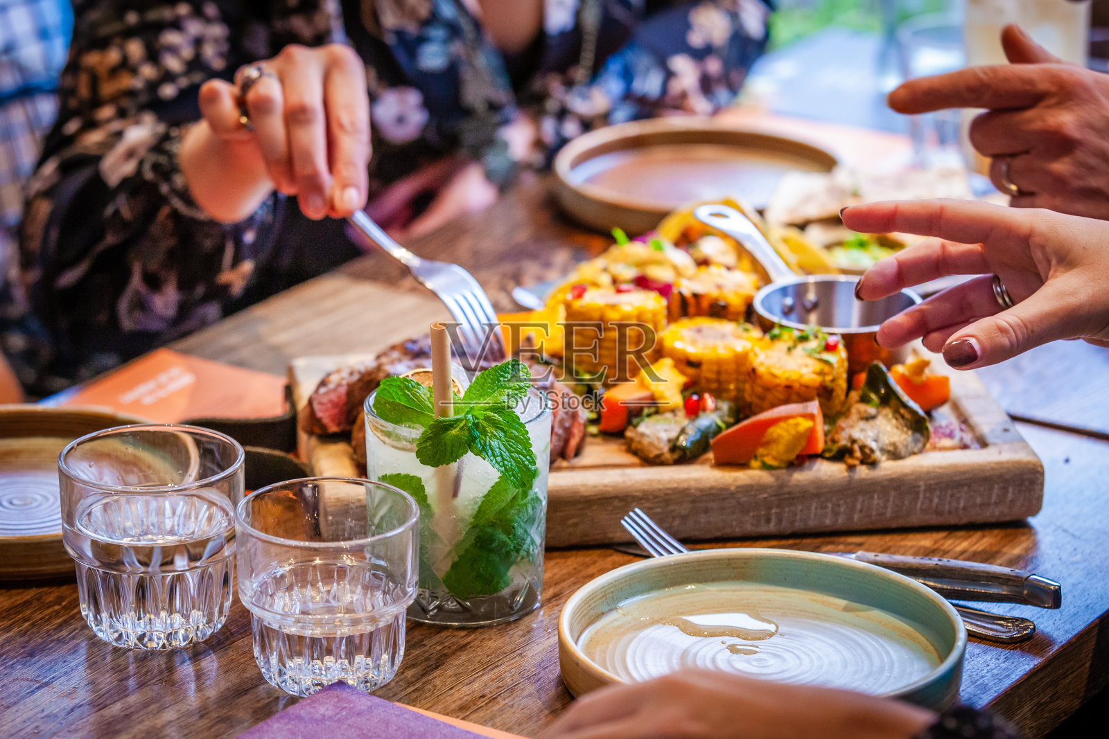特写镜头的墨西哥食物与肉，玉米和蔬菜照片摄影图片