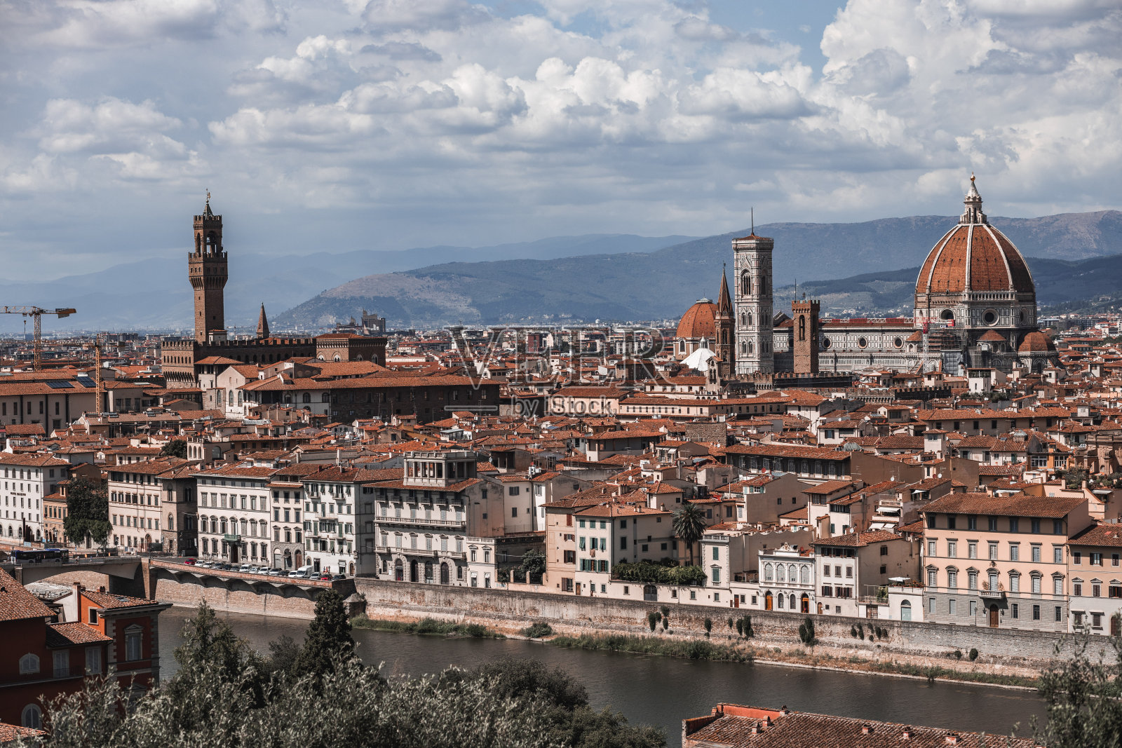 意大利中部多云天佛罗伦萨市的航拍照片摄影图片