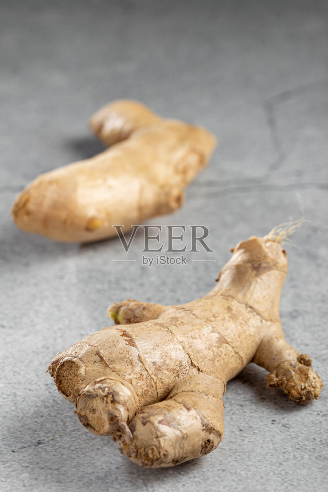 有机鲜姜放在桌上。照片摄影图片