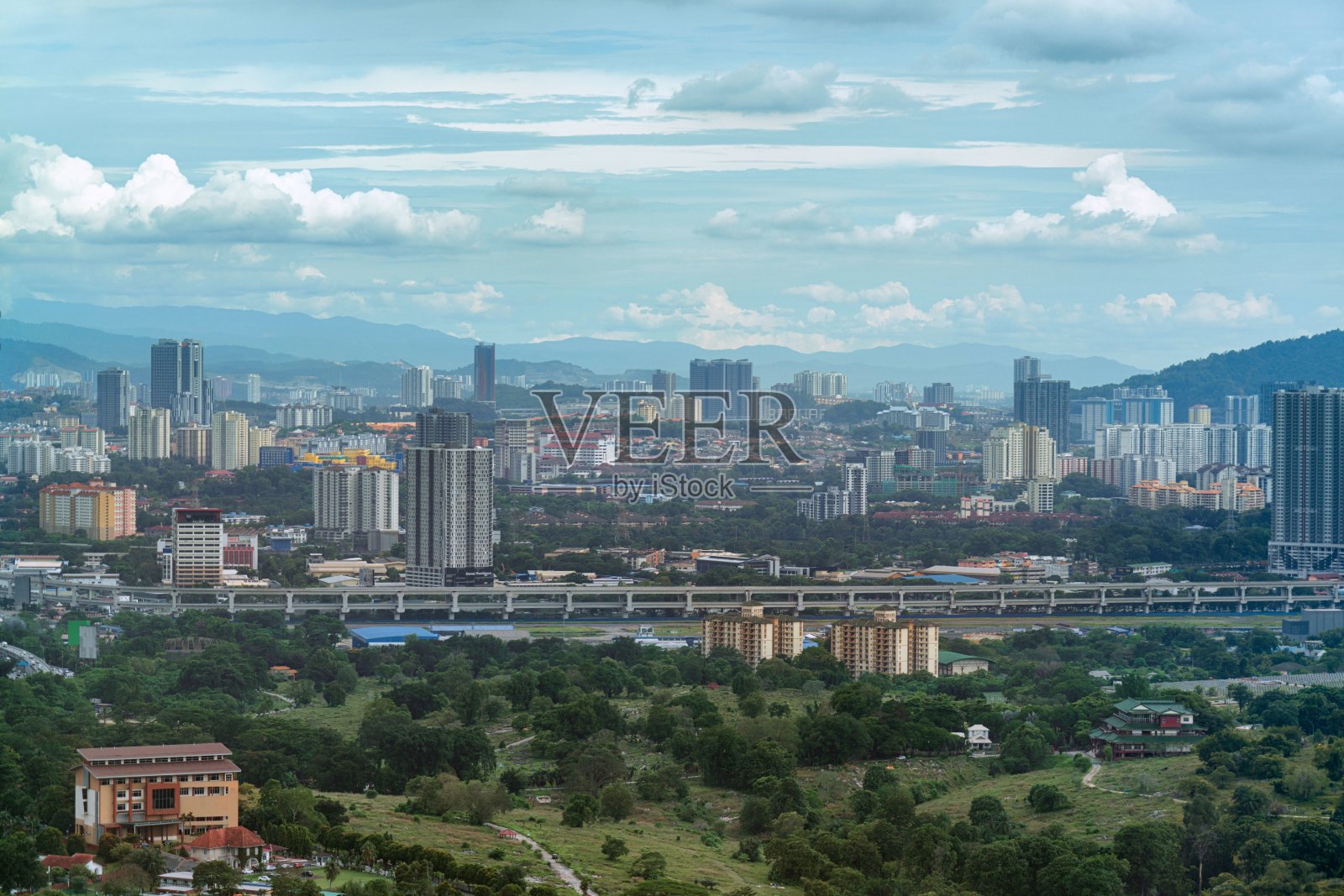 蓝色的天空在吉隆坡的城市景观，马来西亚照片摄影图片