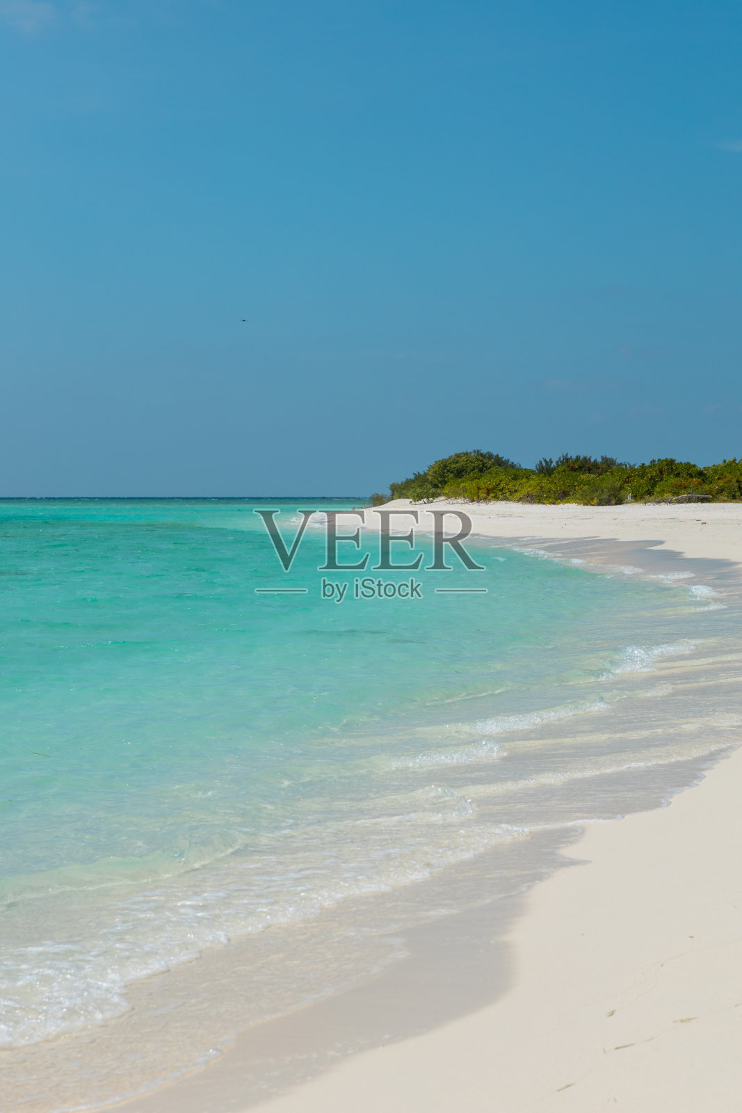 马尔代夫无人居住的岛屿天堂与白色沙洲在阳光灿烂的日子与绿松石泻湖照片摄影图片