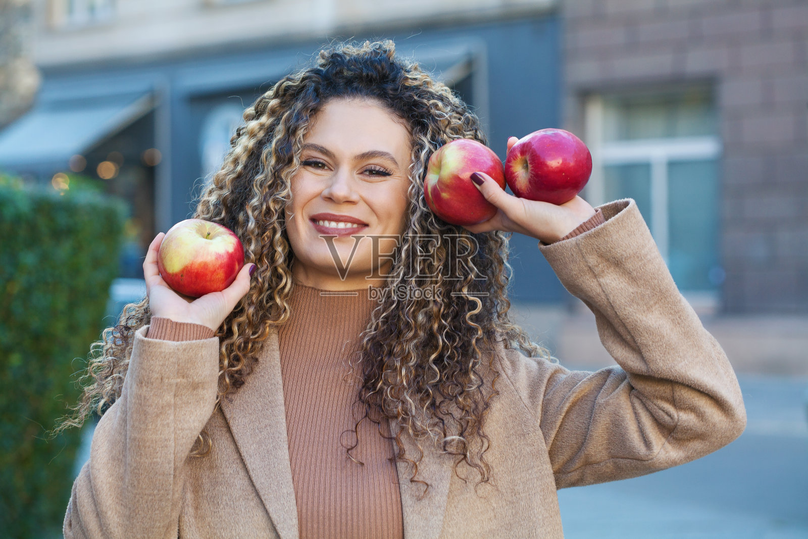 年轻女子吃苹果照片摄影图片