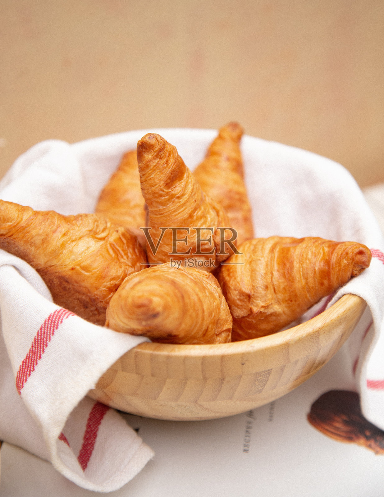 牛角包放在木碗里照片摄影图片