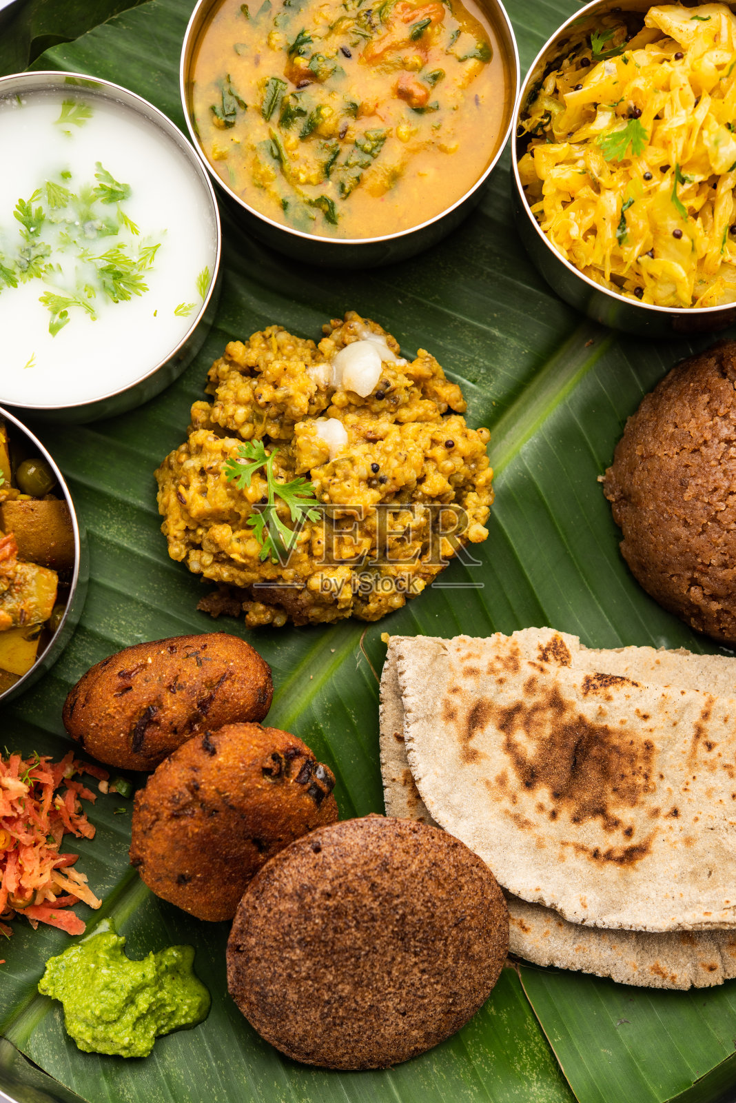 泰利或拼盘是一种古老的印度素食饮食方式照片摄影图片