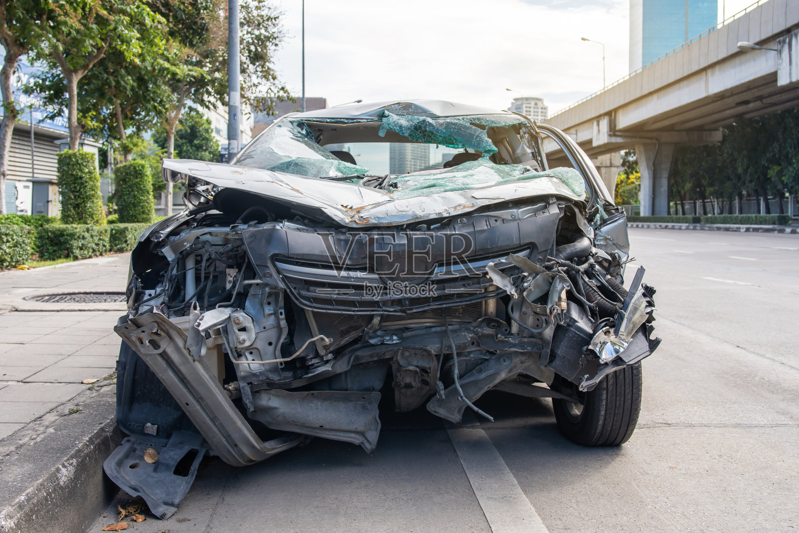 道路上的汽车碰撞事故，城市中碰撞后损坏的汽车照片摄影图片