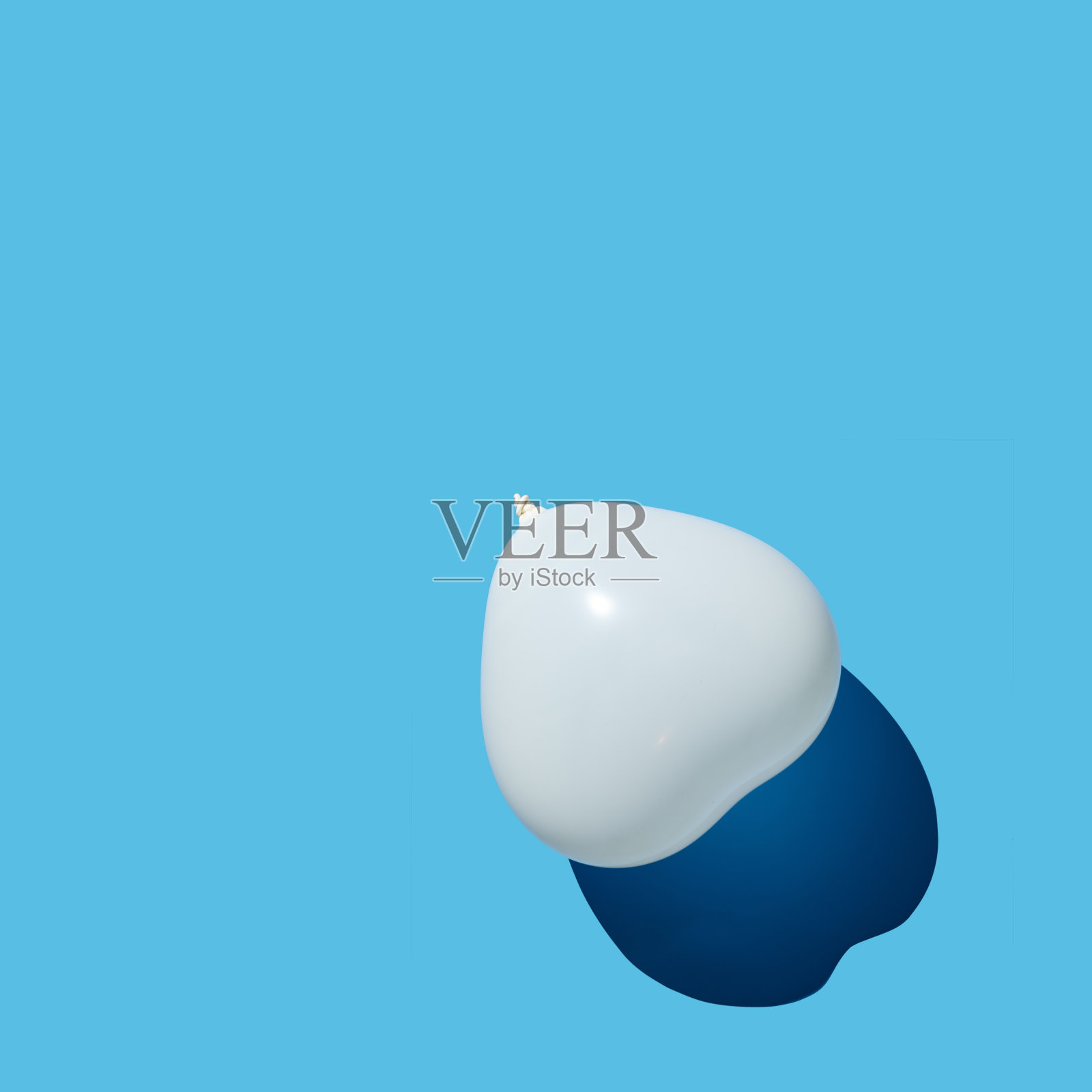 蓝色粉彩背景上的白色心形气球照片摄影图片