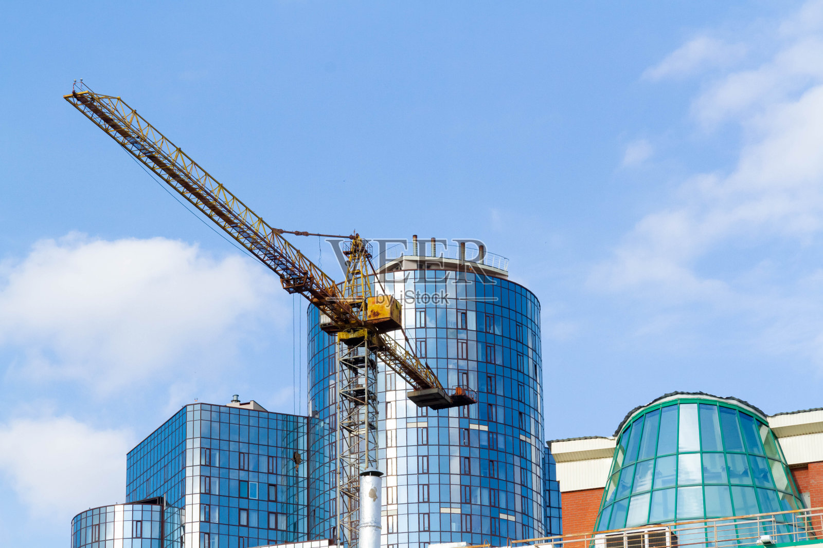 大都市建设。城市中心商业中心背景施工起重机。照片摄影图片