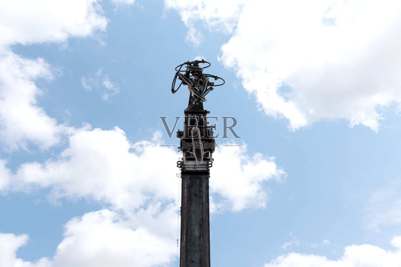 黄色吊杆与钩和蓝天背景照片摄影图片