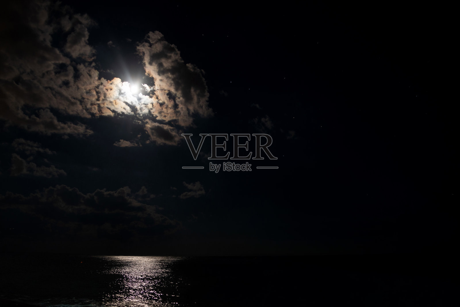 夜晚的海滩，大海和月光与云照片摄影图片