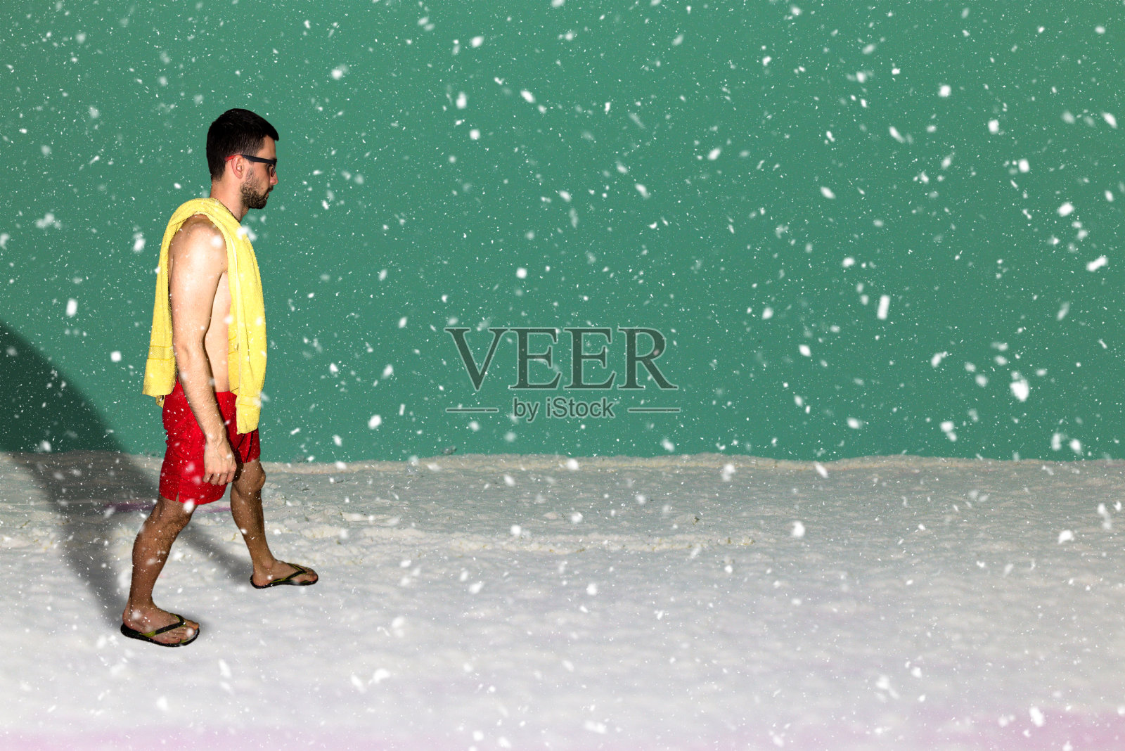 一个人裹着毛巾走在雪地里，错过了季节照片摄影图片