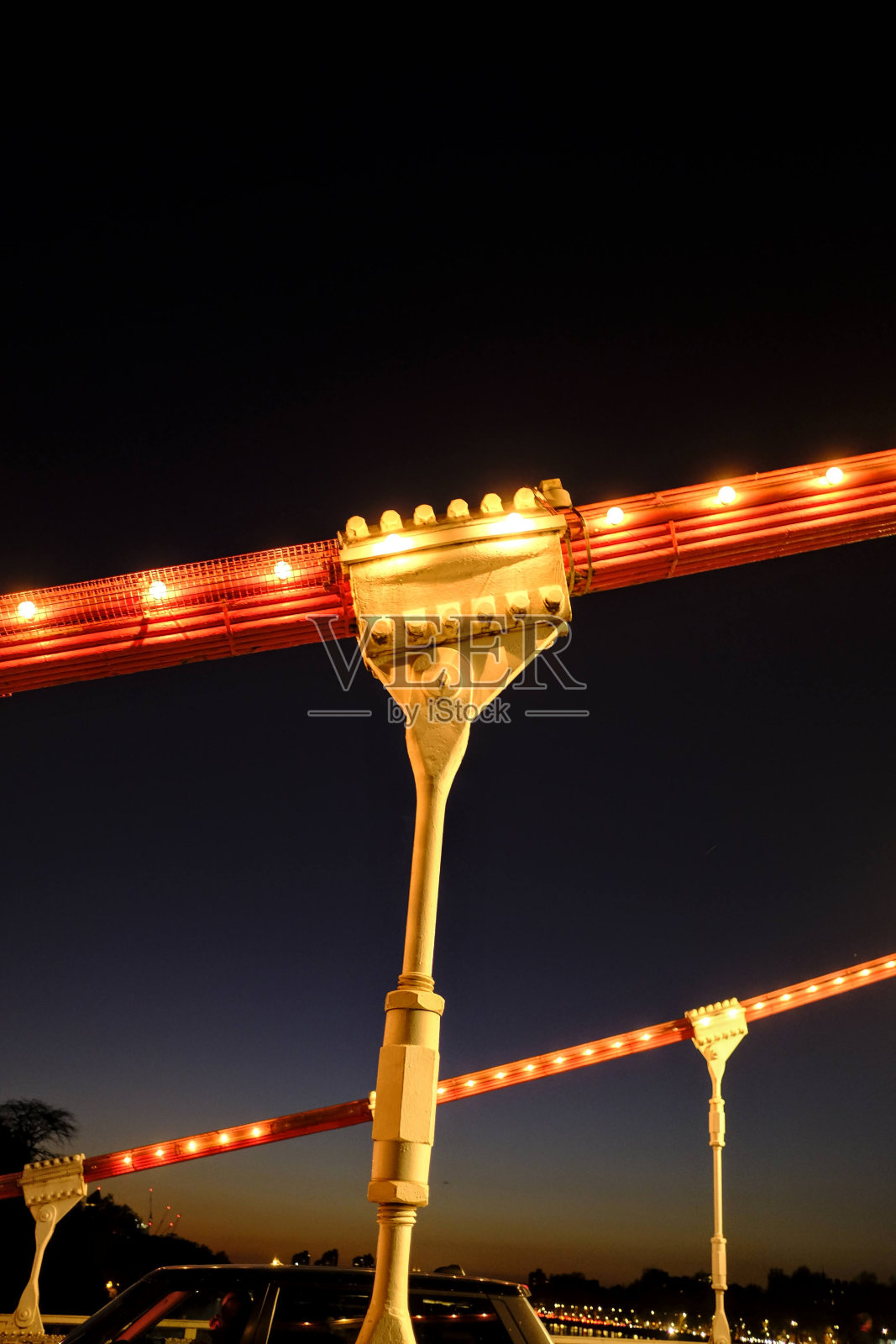 桥上明亮的灯光映衬着夜空照片摄影图片