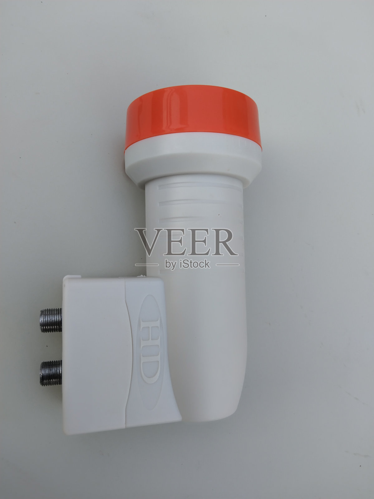 将带有两个终端设备的国产电视系统同轴电缆与卫星天线的LNB(低噪声转换器)连接。碟式电视ku-band系统表面接收电视照片摄影图片