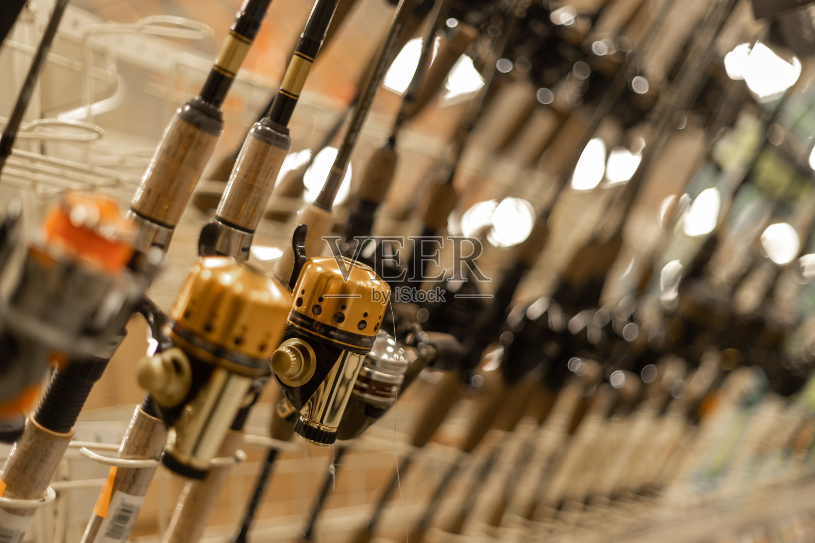 超市里的钓具和鱼竿照片摄影图片