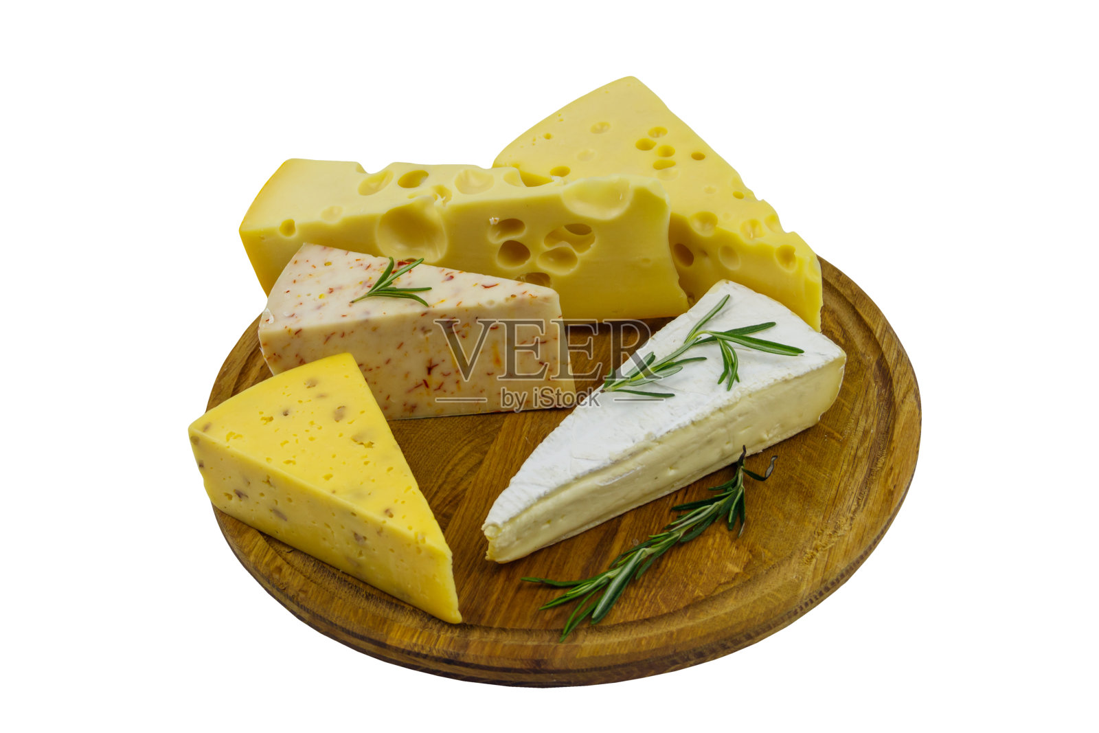 一套各种类型的奶酪在木制砧板上孤立的白色背景照片摄影图片