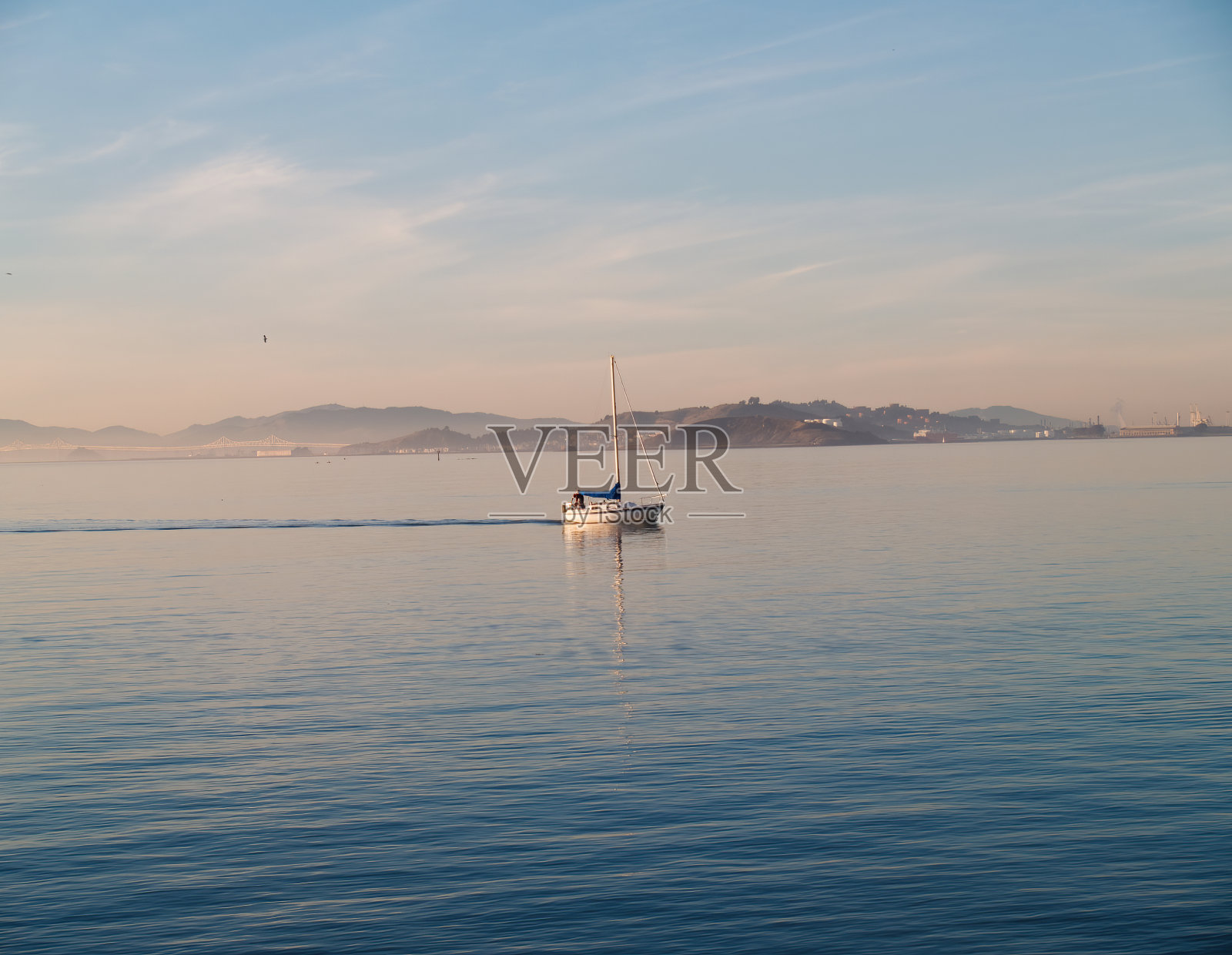 孤独的帆船行驶在旧金山湾照片摄影图片