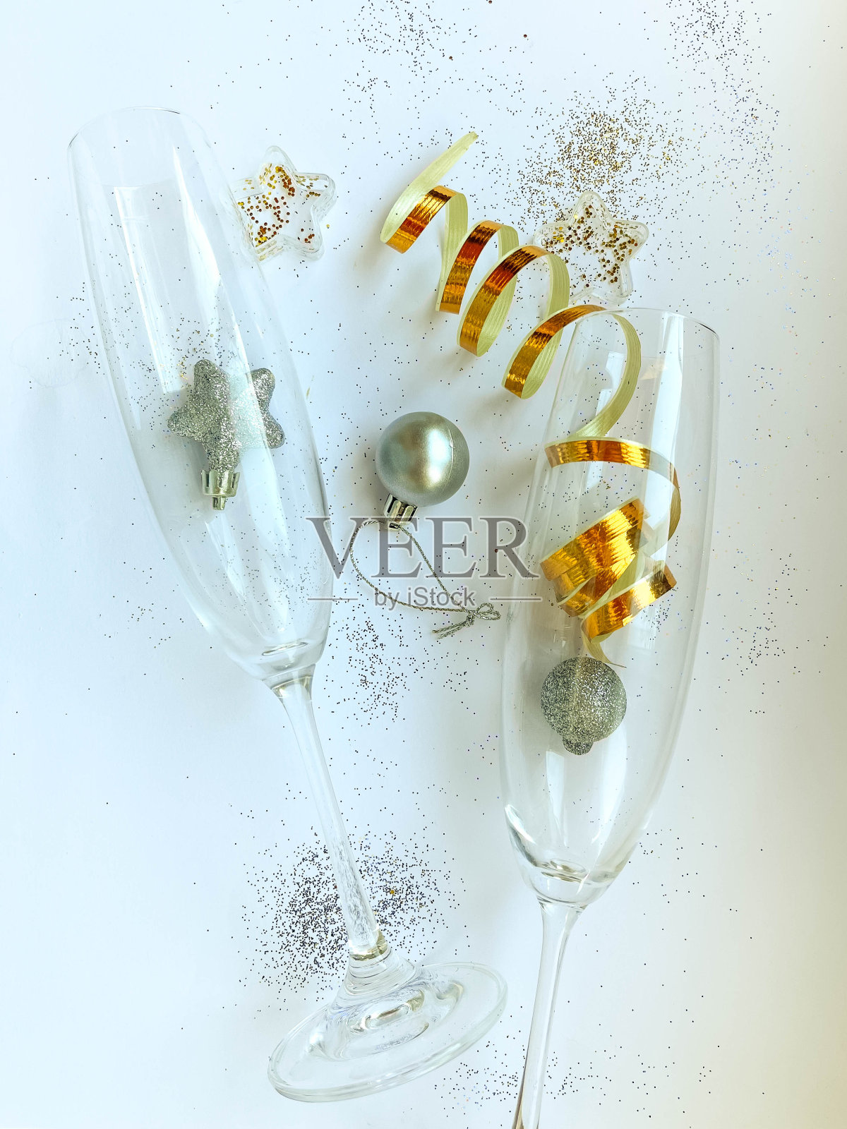 一瓶香槟酒和酒杯，迎接新年。照片摄影图片