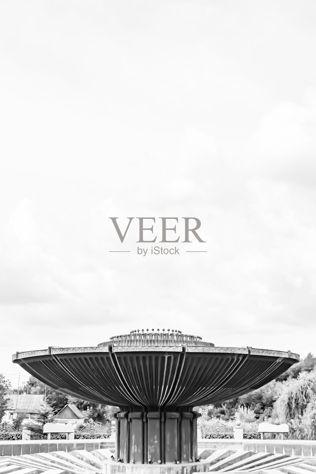 摄影主题美丽的老喷泉没有水在晴朗的天空下照片摄影图片