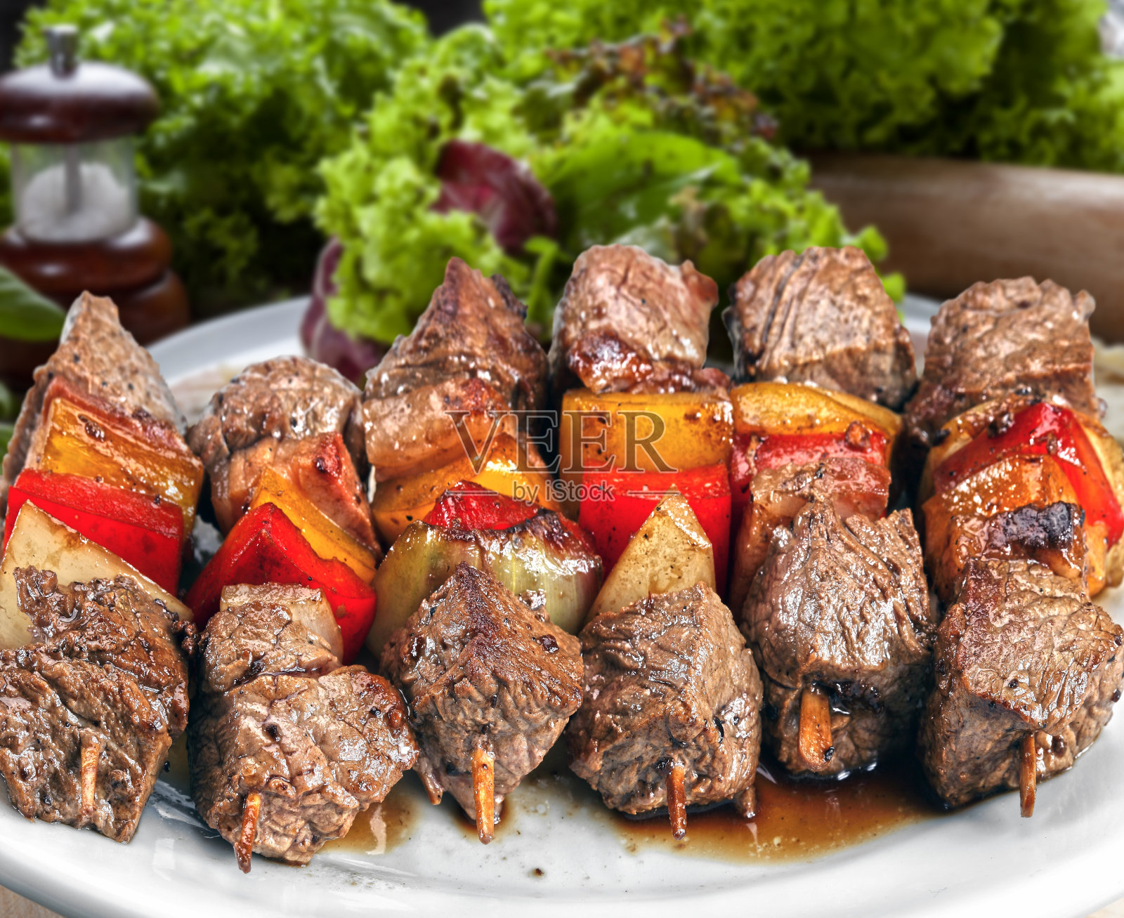 烤肉串和蔬菜照片摄影图片