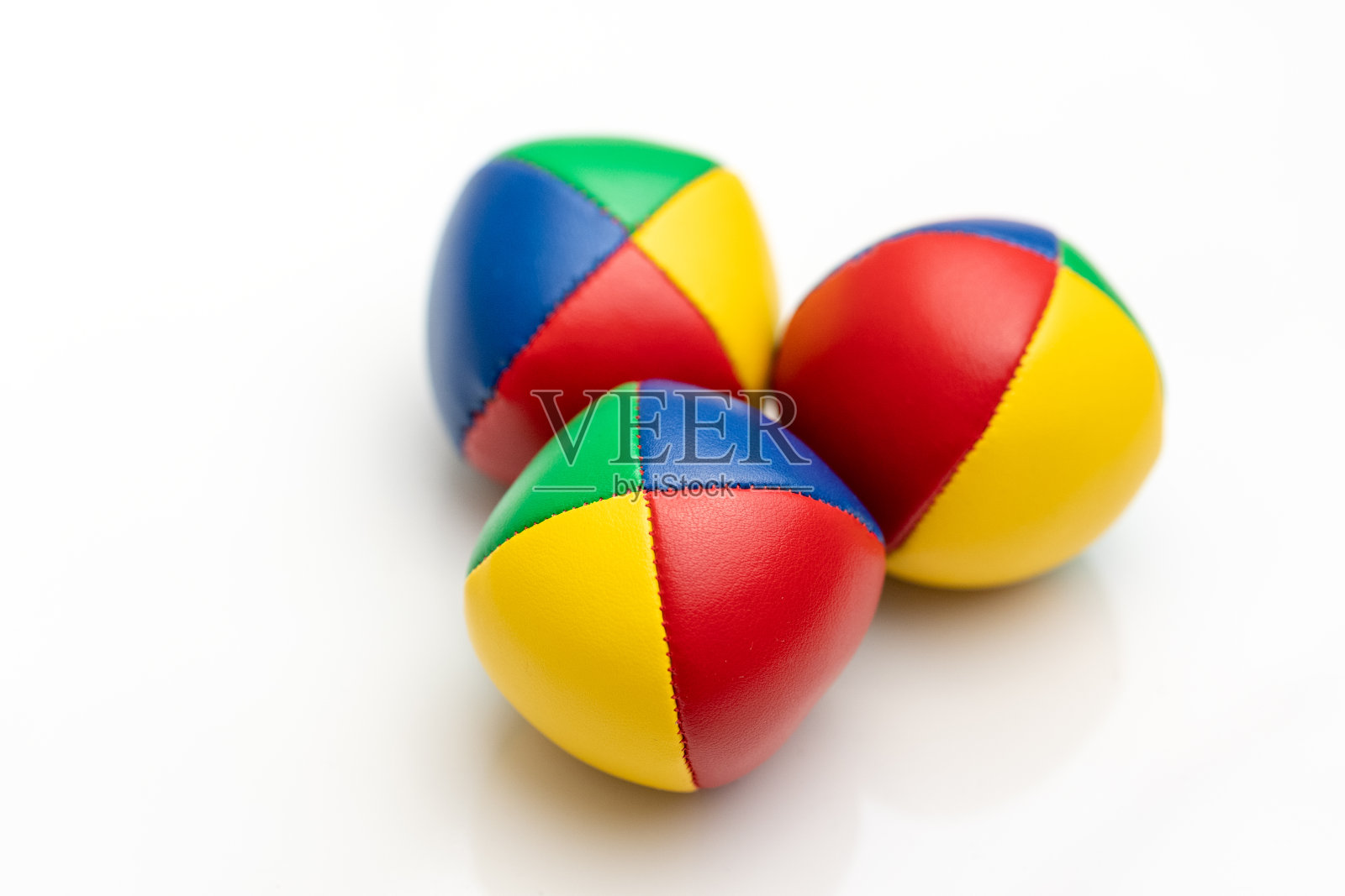 三个彩色杂耍球在白色照片摄影图片