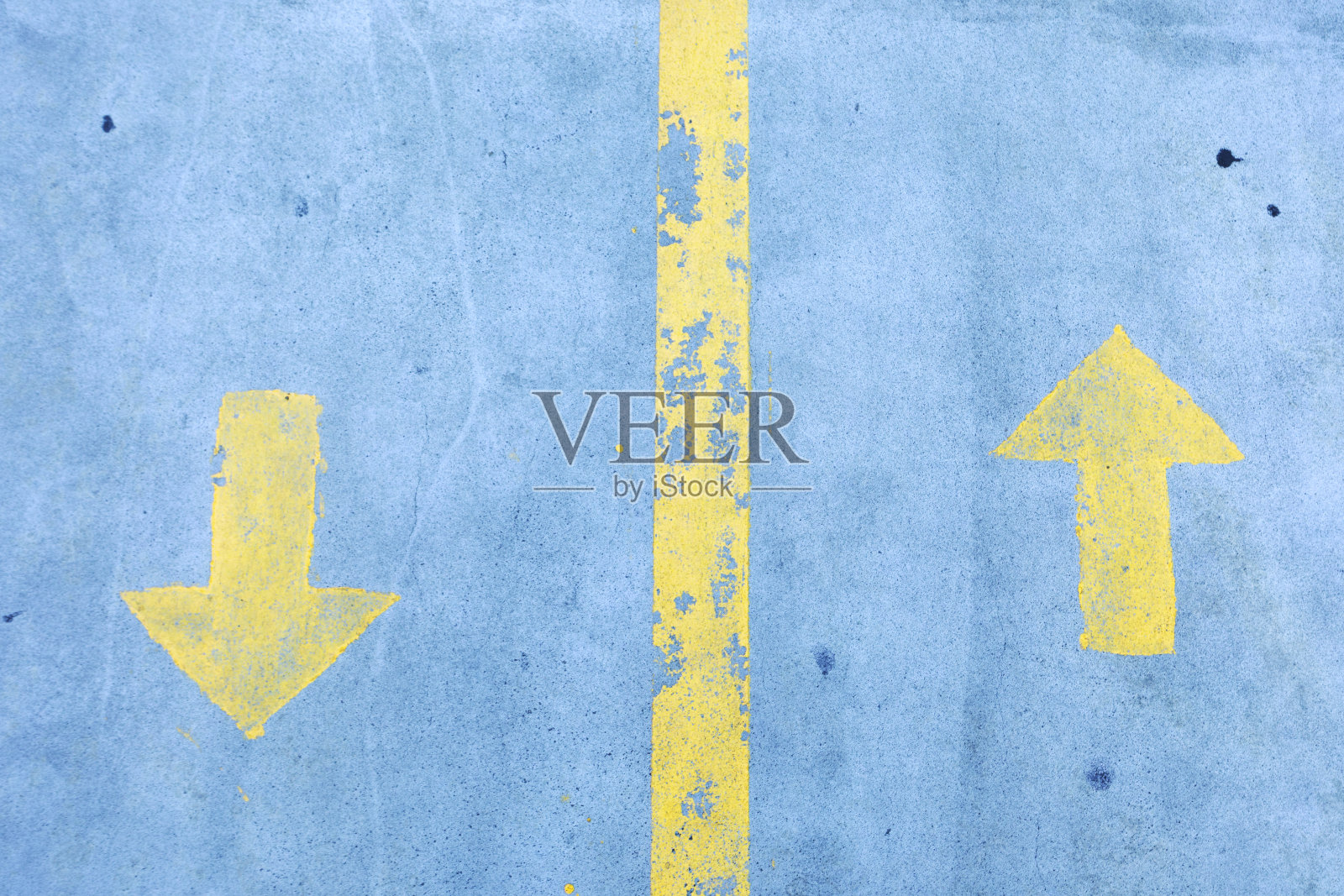 双向黄箭头行人天桥照片摄影图片