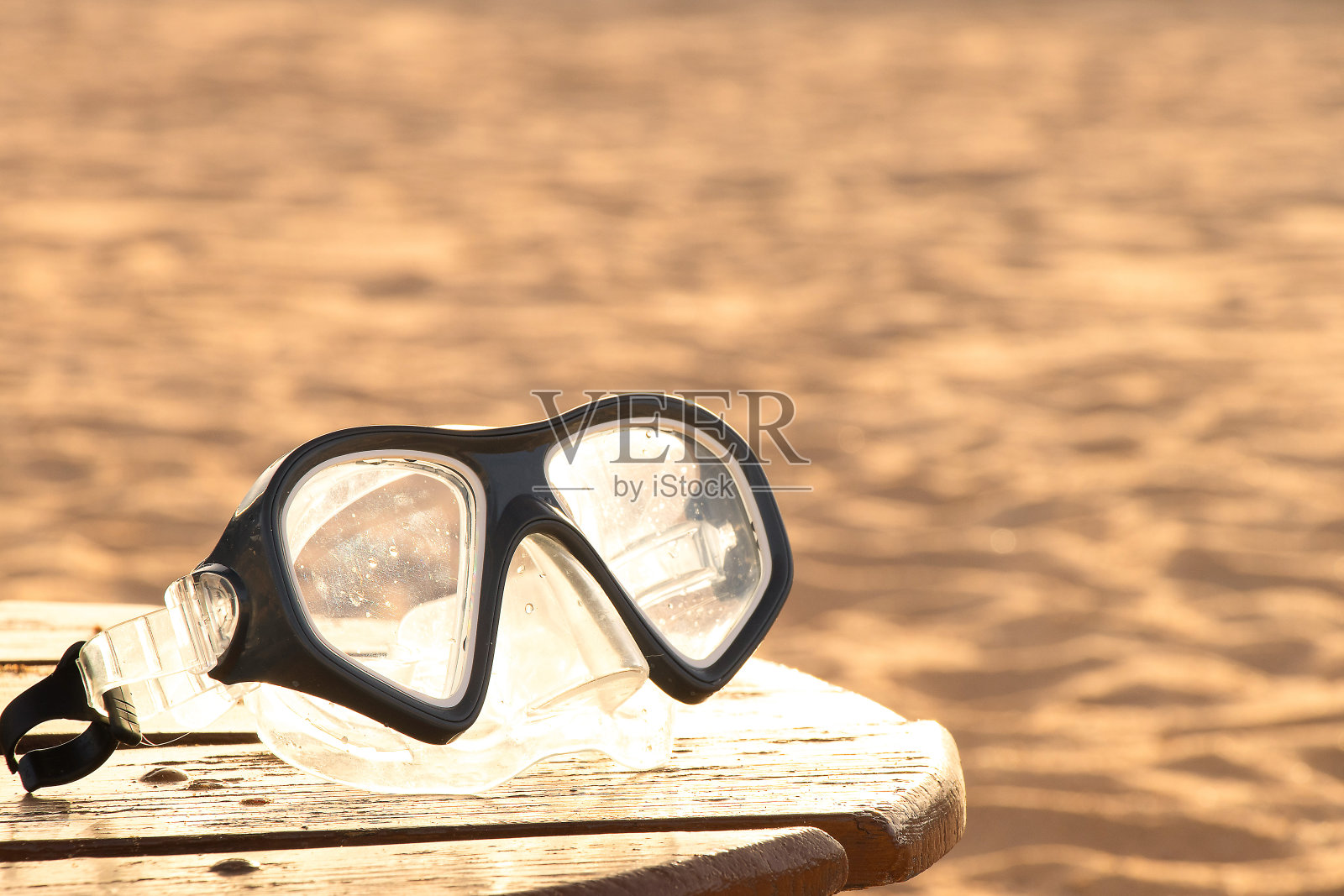 在埃及，潜水面具上的沙子很近照片摄影图片