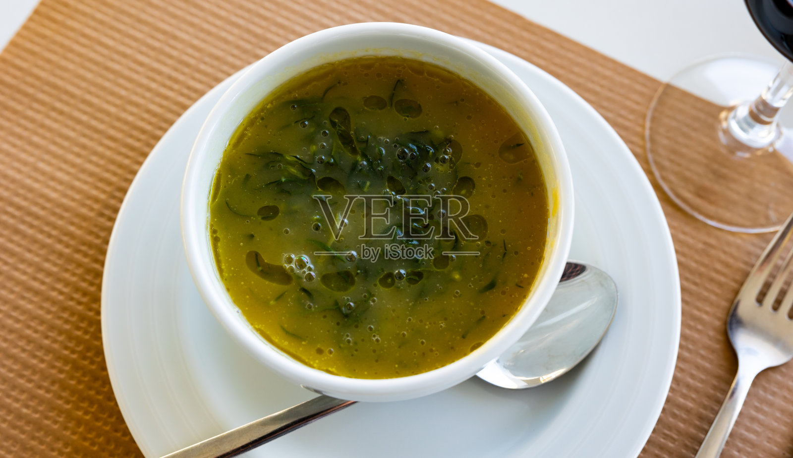 刚煮熟的绿骨牛排上桌照片摄影图片