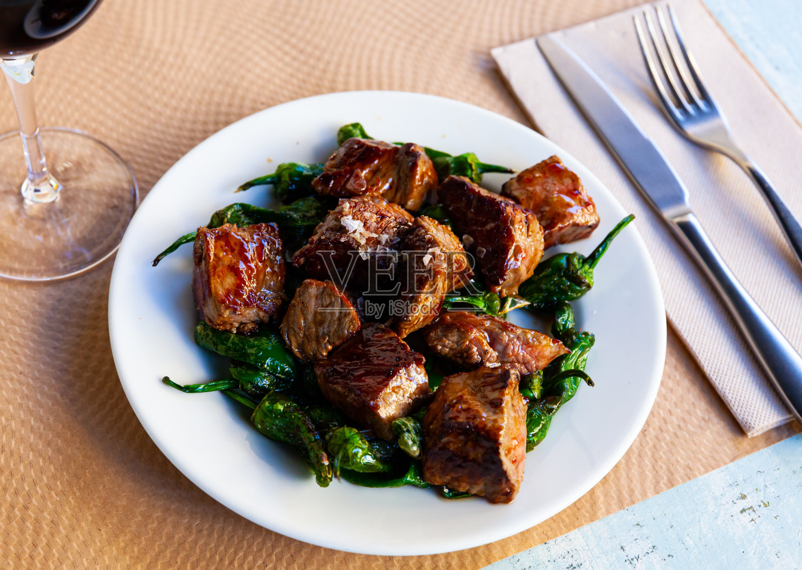 小牛肉切片酱汁。墨西哥玉米卷。西班牙菜照片摄影图片