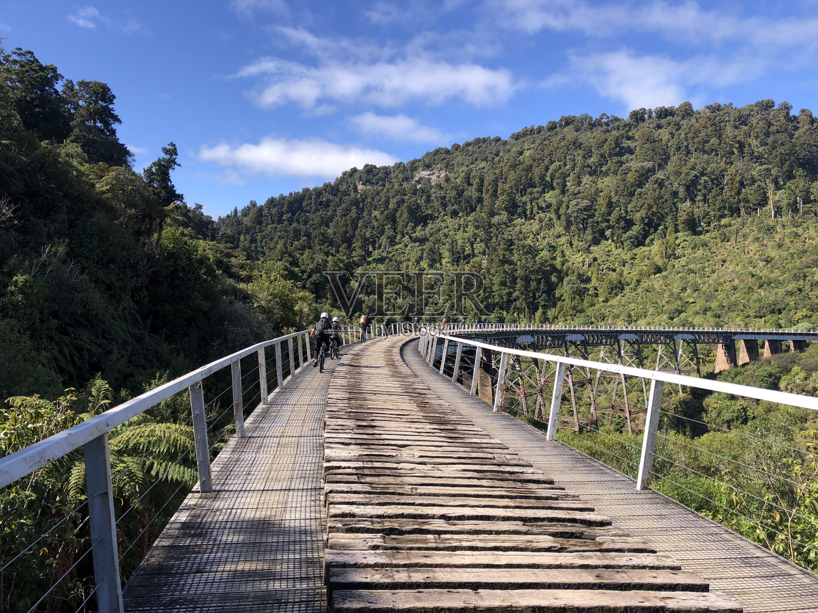 在桥上骑车照片摄影图片