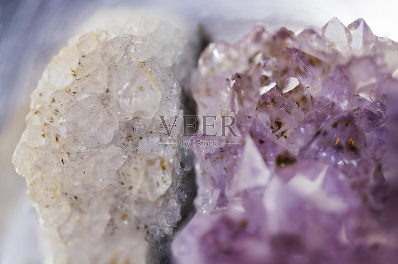 紫水晶晶洞裂成两半。宝石了照片摄影图片