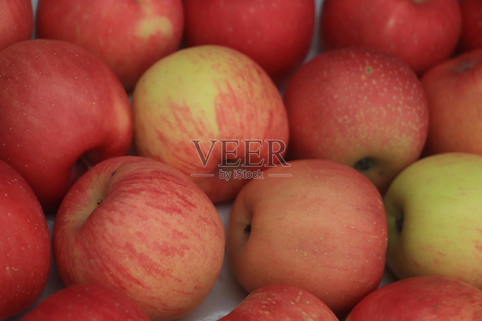 近距离观察市场上准备出售的红苹果照片摄影图片