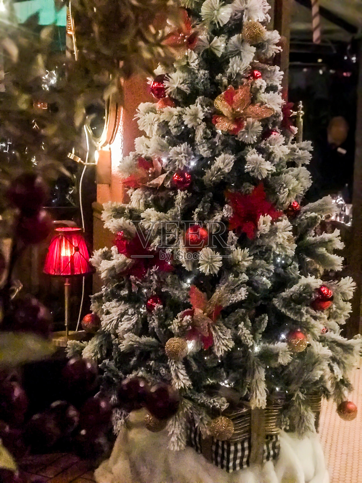 新年，圣诞树和装饰品照片摄影图片