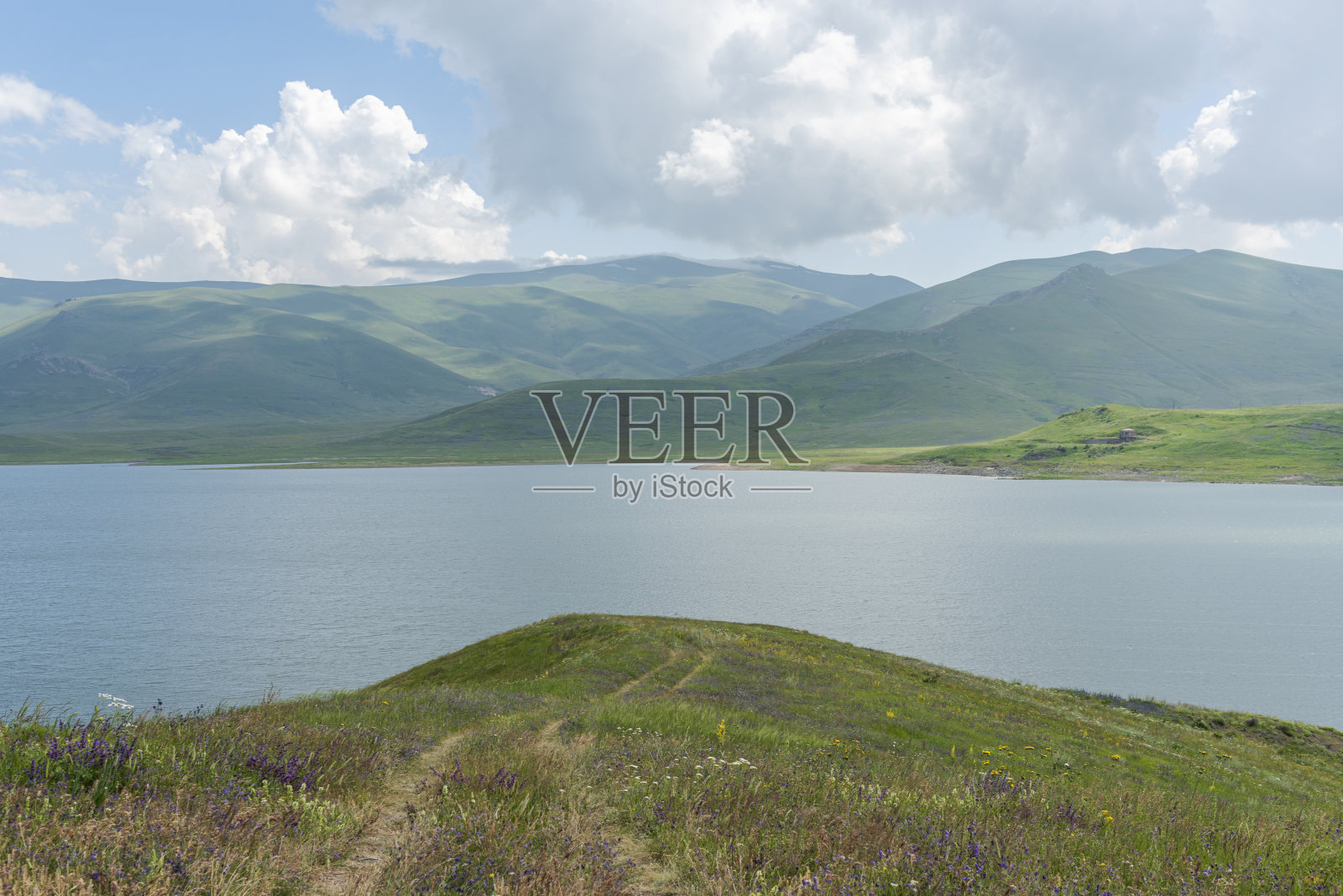 美丽的大自然，路通湖，蓝天带云照片摄影图片